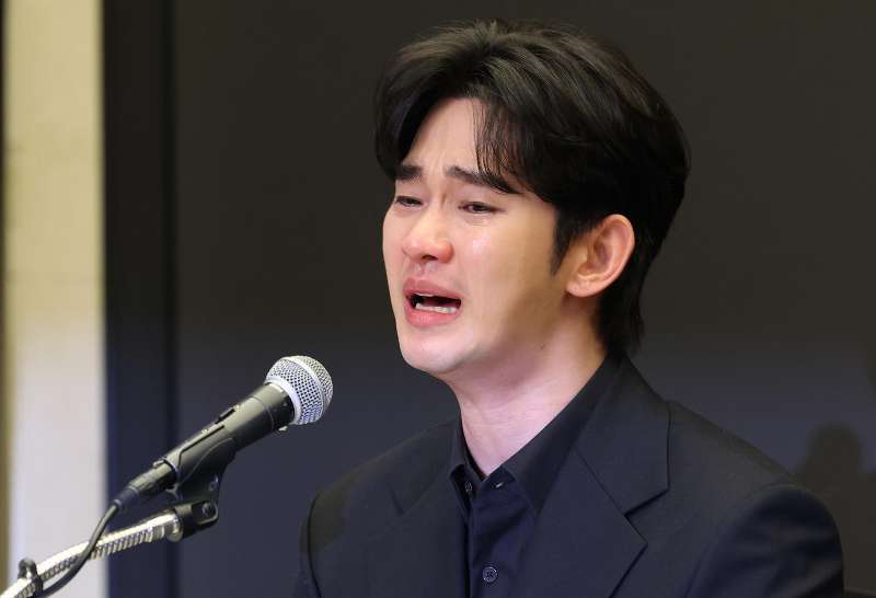 皇冠信用网出租足球_金秀贤为何在记者会上多次喝水皇冠信用网出租足球，网友请DeepSeek解读