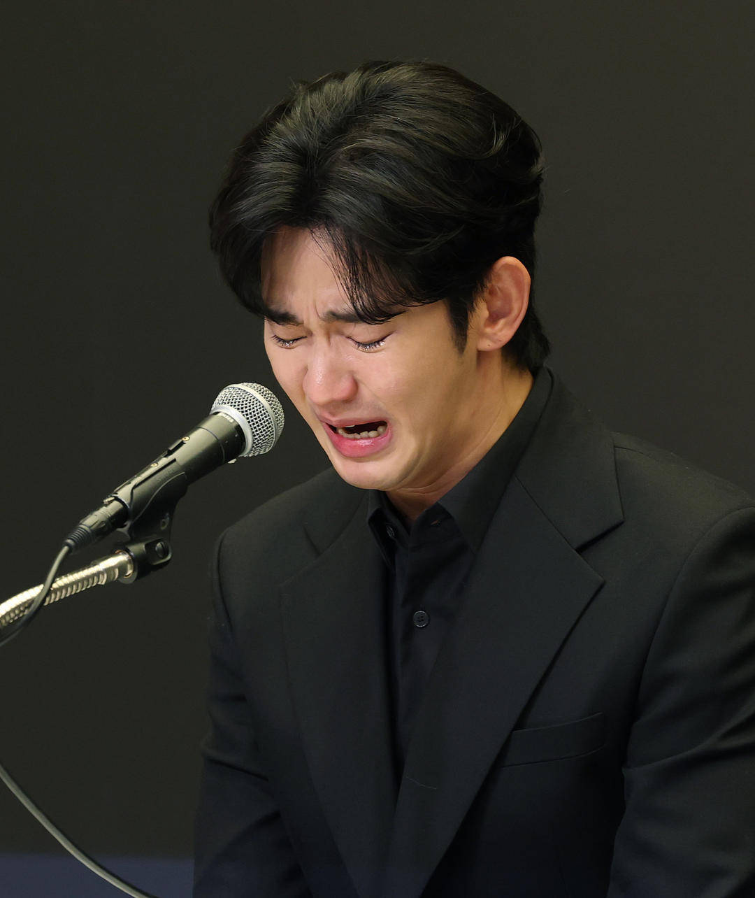 皇冠信用网出租足球_金秀贤为何在记者会上多次喝水皇冠信用网出租足球，网友请DeepSeek解读