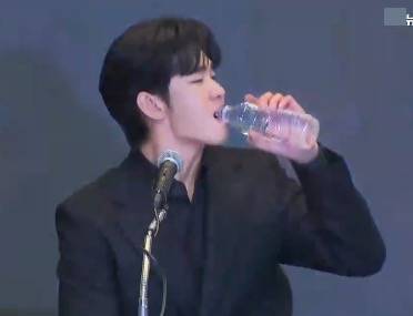 皇冠信用网出租足球_金秀贤为何在记者会上多次喝水皇冠信用网出租足球，网友请DeepSeek解读