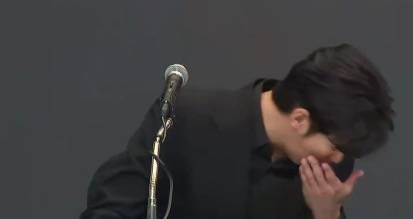 皇冠信用网出租足球_金秀贤为何在记者会上多次喝水皇冠信用网出租足球，网友请DeepSeek解读