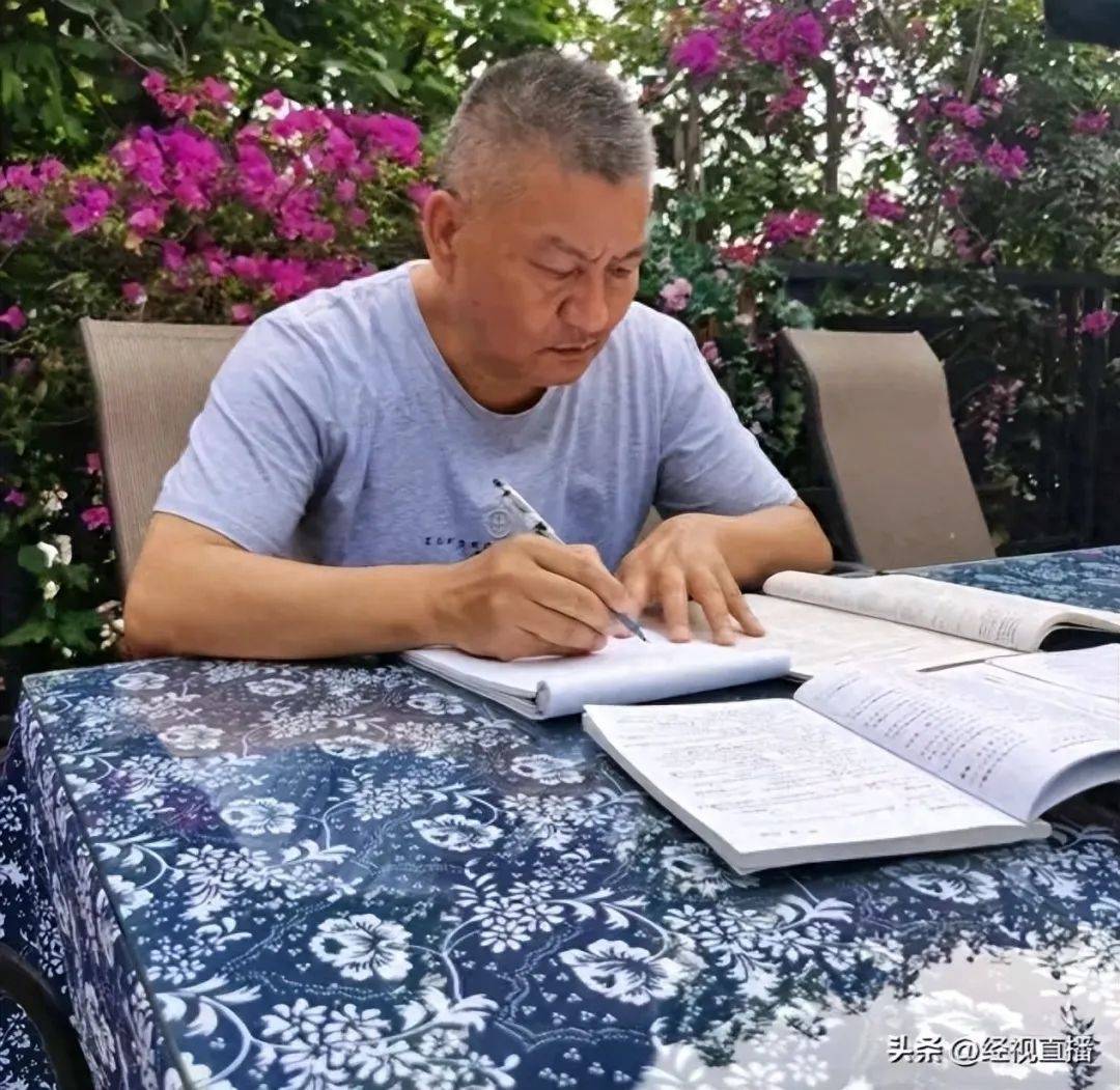 皇冠信用网登1_58岁梁实备战第29次高考皇冠信用网登1，谈多次落榜：31岁已赚100万，也许用光前半生运气