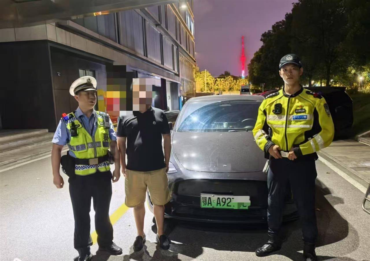 介绍个信用網网址
_网友举报武汉长江大桥上轿车违停介绍个信用網网址
,武汉交警连夜查处