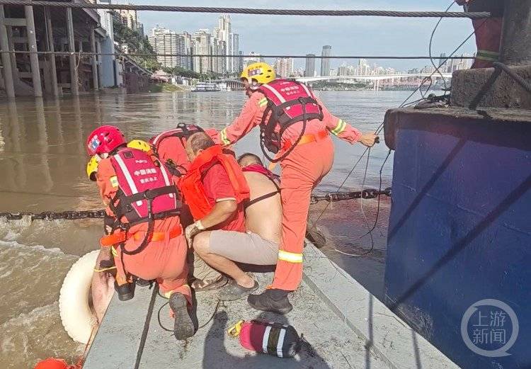 皇冠皇冠代理平台_男子游泳力竭皇冠皇冠代理平台,抱住朝天门码头附近趸船锚链,消防救援