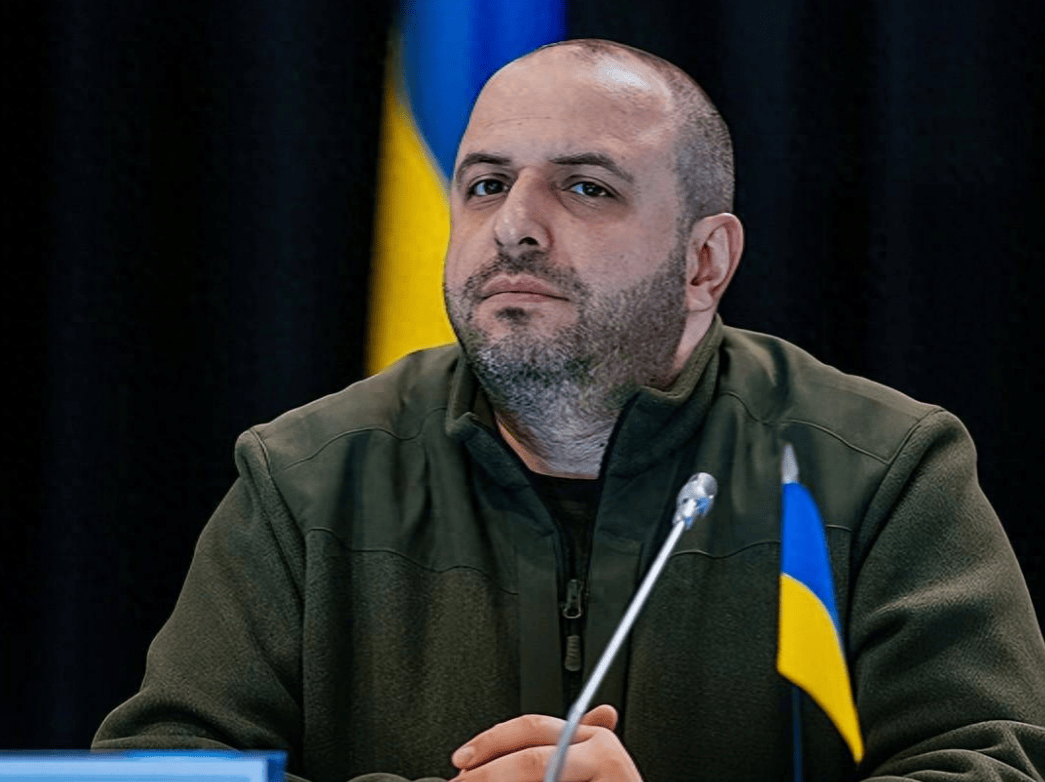 皇冠信用登1_乌克兰彻底没救了！士兵前线艰苦作战皇冠信用登1，国防部长却贪污军费让妻儿在美国享受奢华生活