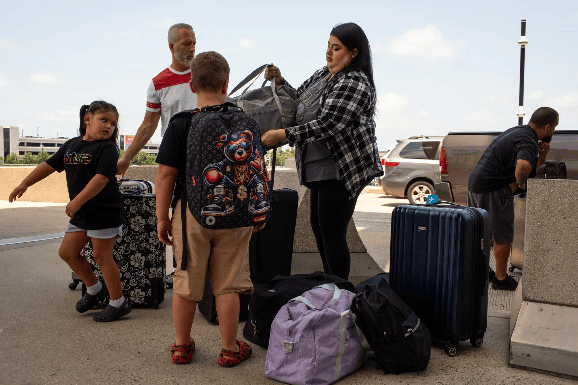 皇冠信用网代理出租_一家人自愿被驱逐出美国：“留在这里是一场赌博”