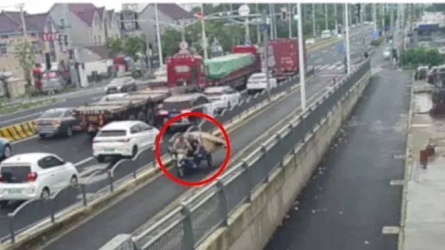 皇冠信用网去哪里弄_男子为方便施工队装修新家皇冠信用网去哪里弄，将钥匙放楼道消防栓内，致刚买的家电全部不翼而飞！