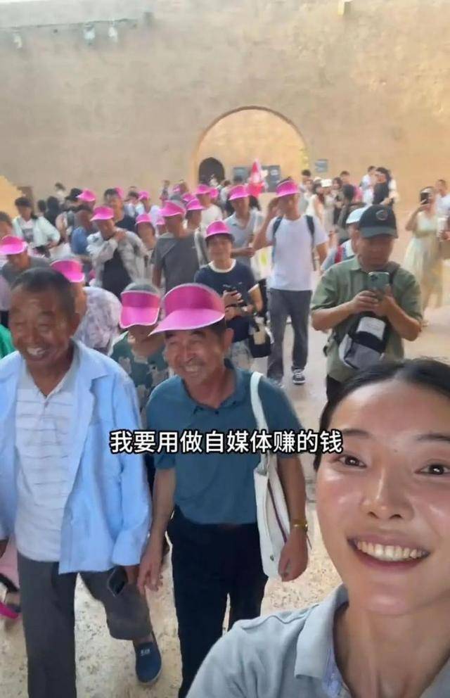 皇冠信用網押金多少_河南27岁女孩带村里46名老人游郑州皇冠信用網押金多少,村民:她人品相当好,大家都很信任她