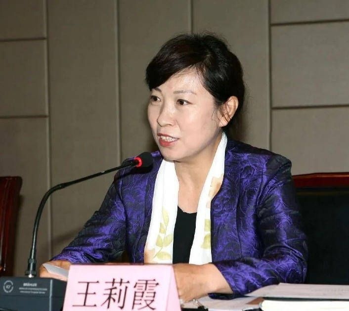 皇冠信用网开户_“换装主席”王莉霞的堕落：从光鲜人设到腐败深渊