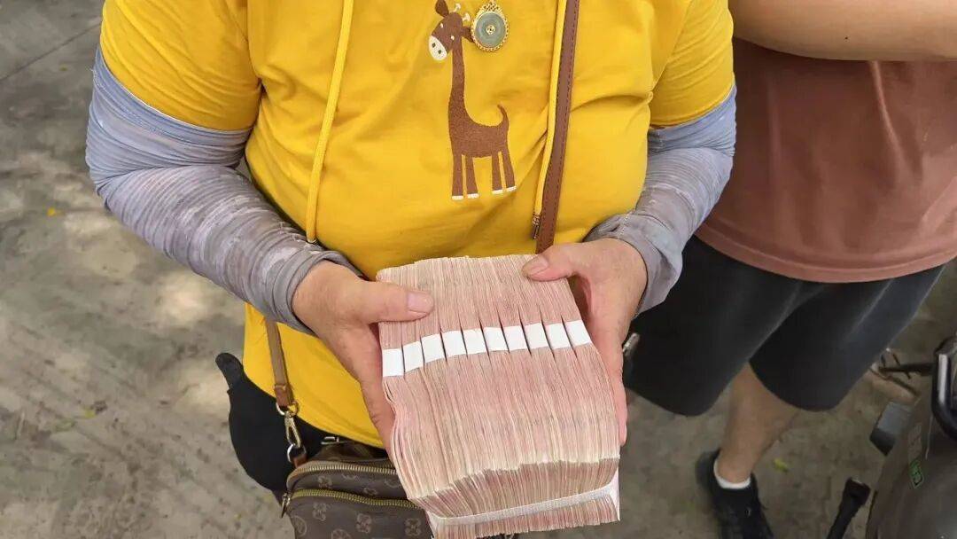 皇冠信用網代理申条件_广东一女子从老家带10万元现金给女儿治病被误扔皇冠信用網代理申条件，环卫工连夜翻10吨垃圾找回