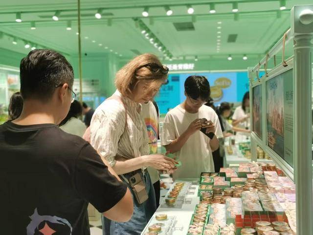 皇冠信用盘账号开通_俄罗斯游客在上海一人狂买6台华为