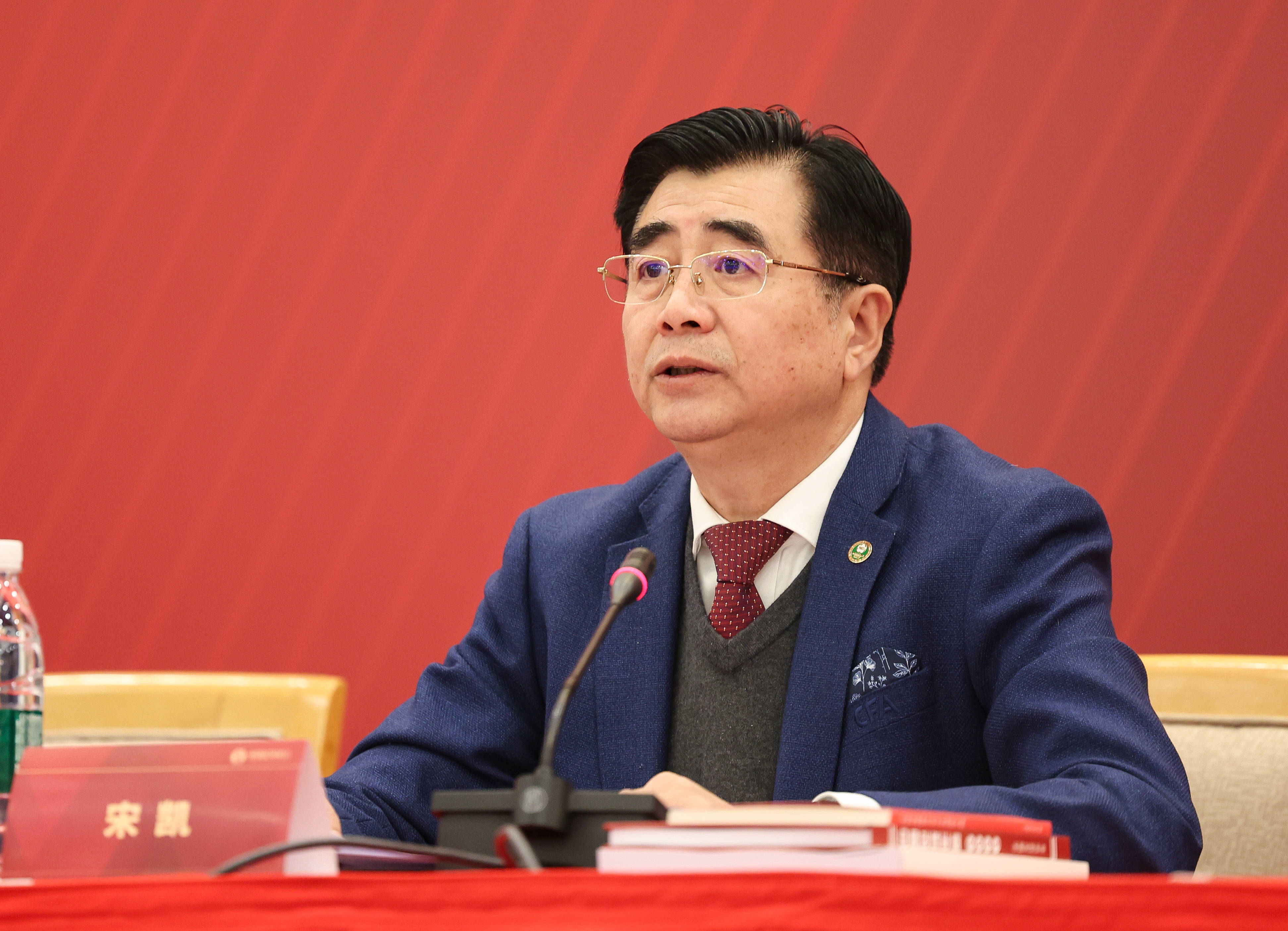 皇冠电话
_足协主席宋凯:作为徐梦桃夫妻的证婚人 皇冠电话
我比谁都高兴