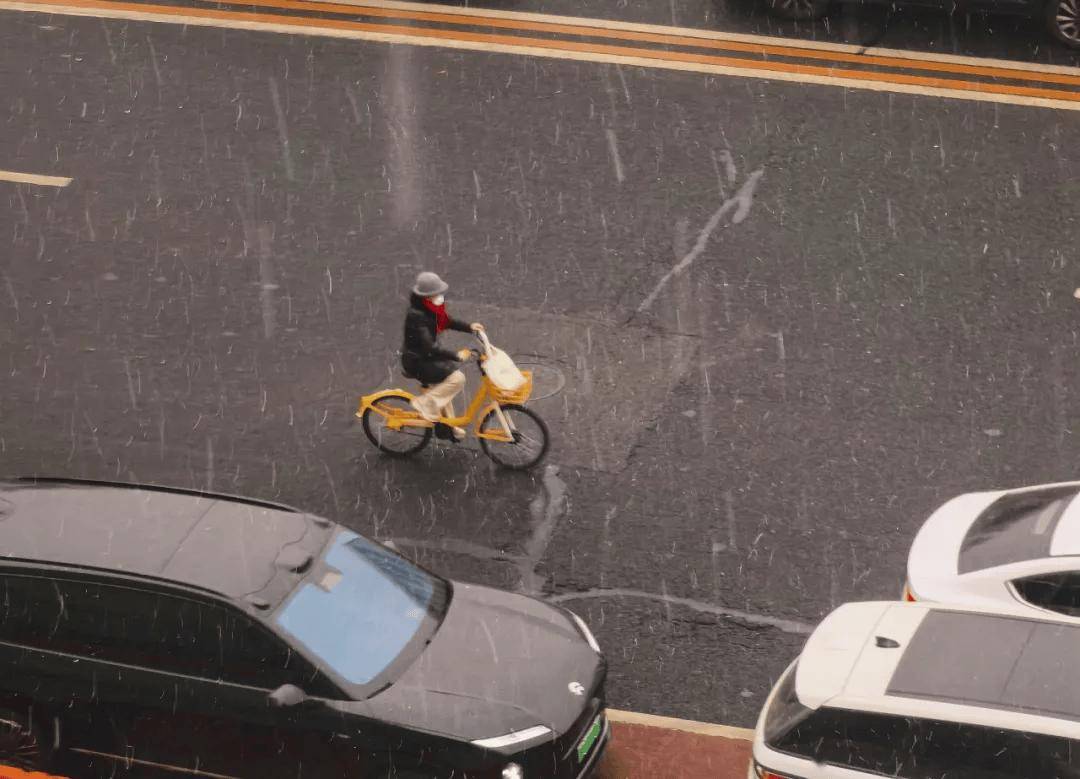足球平台出租 _北京下雪啦!可能要下到前半夜足球平台出租 ,道路结冰黄色预警中