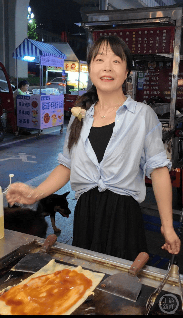 俱乐部友谊赛_失去双腿的她在夜市摆摊 成俱乐部友谊赛了夜市里的“团宠”