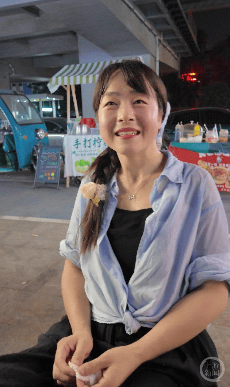 俱乐部友谊赛_失去双腿的她在夜市摆摊 成俱乐部友谊赛了夜市里的“团宠”