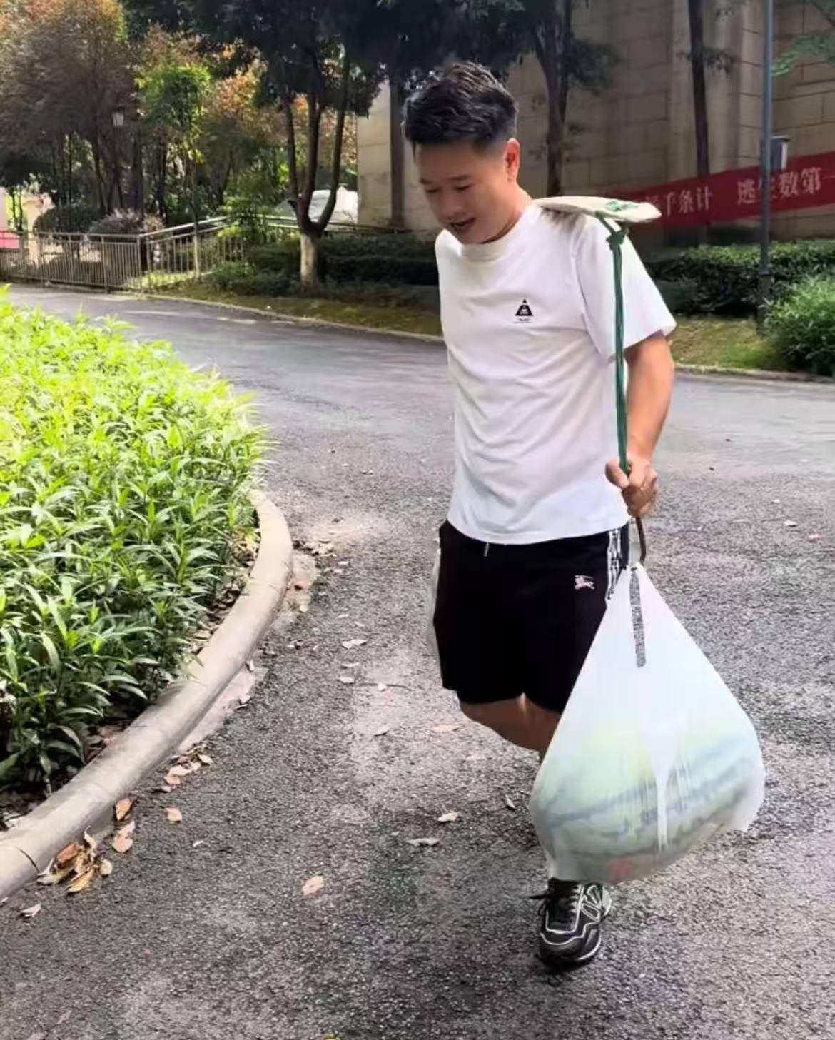 斯托克城vs布拉德福德_16个外甥一顿吃200个水饺斯托克城vs布拉德福德，挑扁担买菜的重庆“宇宙舅舅”：孩子们开学离开，心里空落落的